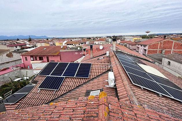 Pannelli fotovoltaici su tetto in tegole