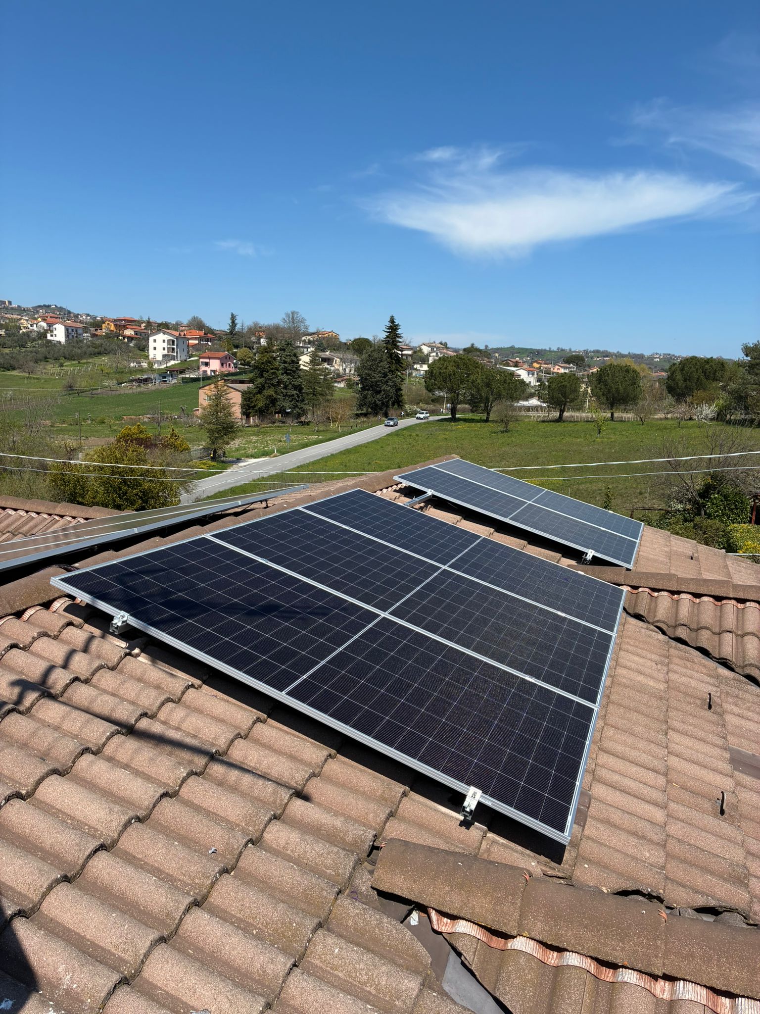 Pannelli fotovoltaici su tetto in tegole