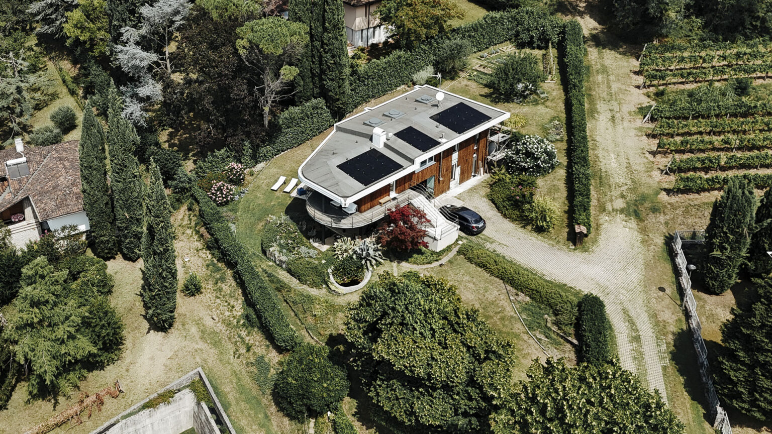 Pannelli fotovoltaici su un tetto piano