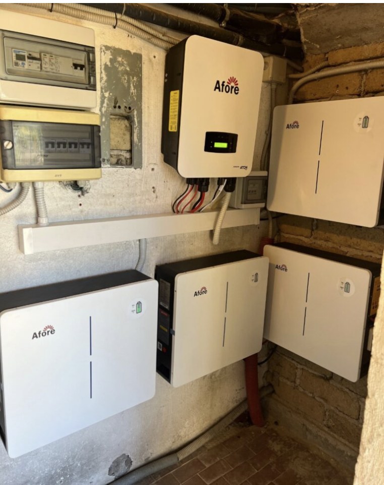 Inverter e batteria installati a parete