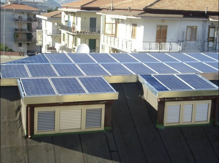 Pannelli fotovoltaici sul tetto di un edificio