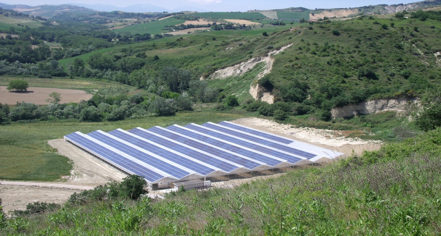 Pannelli fotovoltaici sulla copertura di una serra