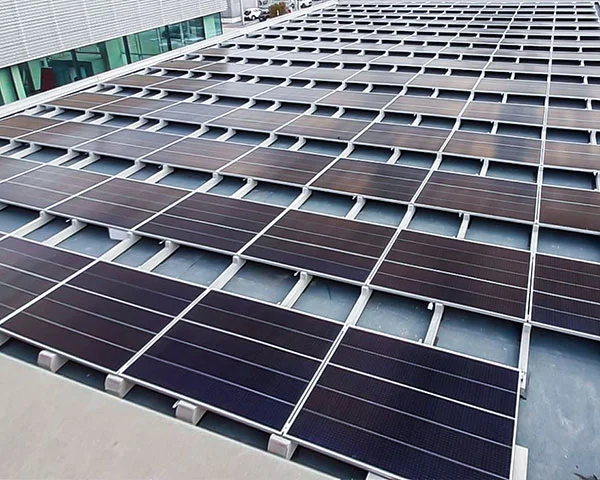 Impianto fotovoltaico su tetto piano