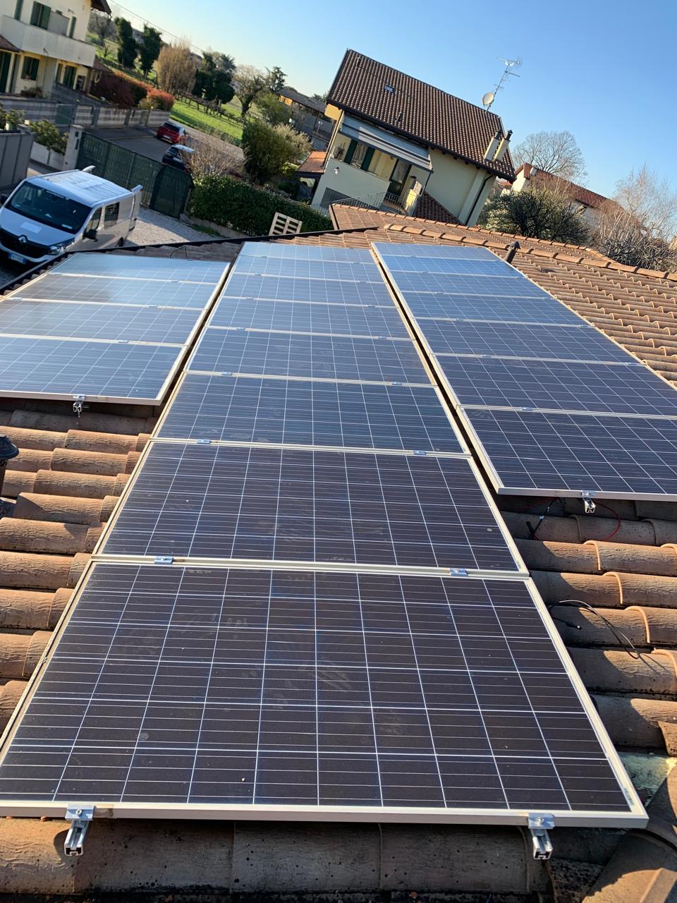Pannelli fotovoltaici su tetto in tegole