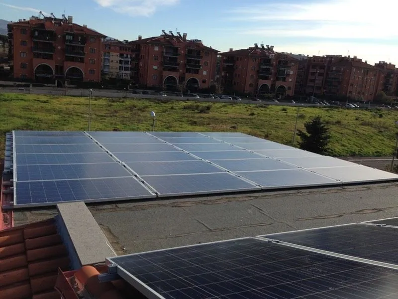 Pannelli fotovoltaici su tetto piano
