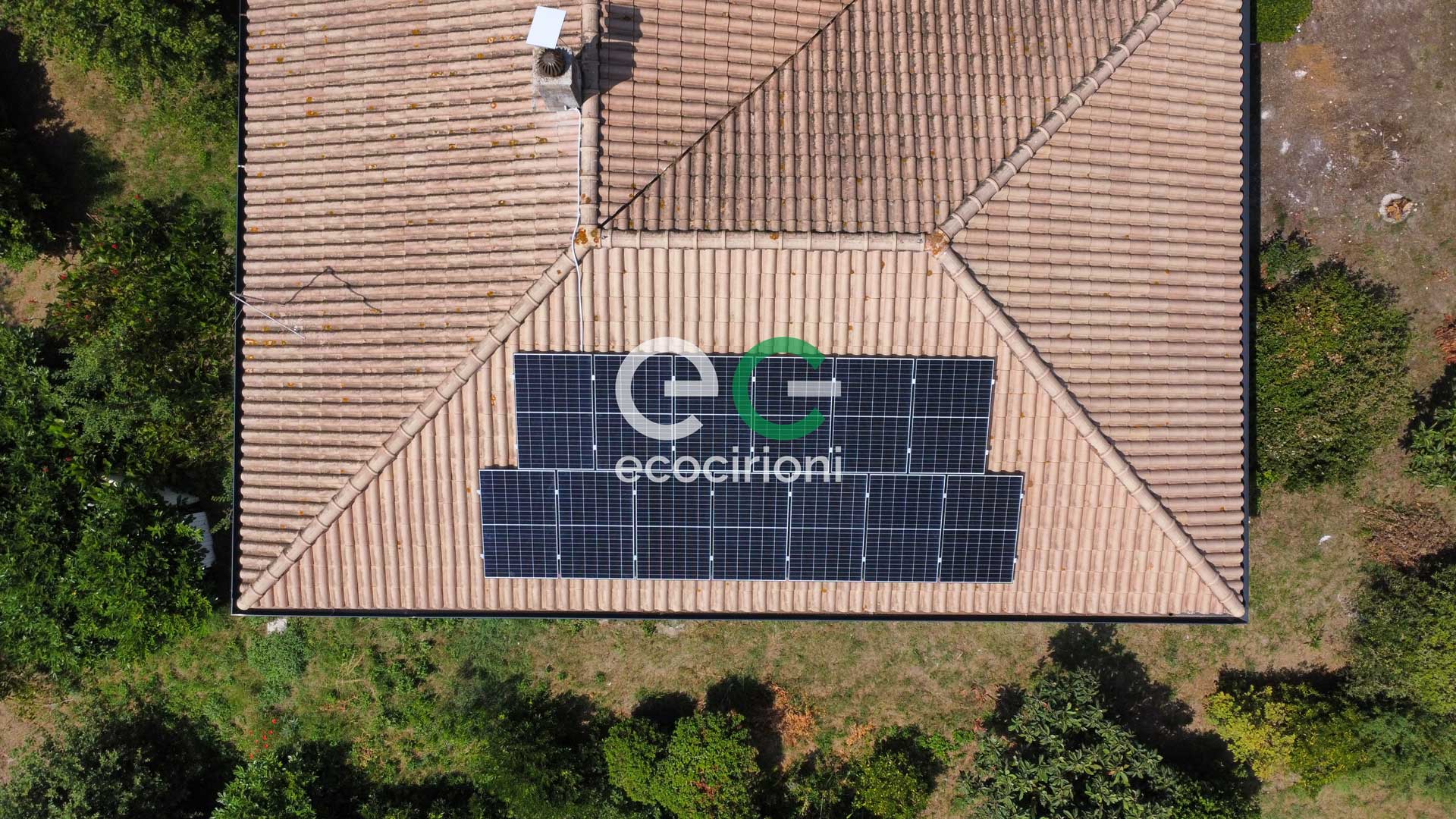Pannelli fotovoltaici su tetto in tegole