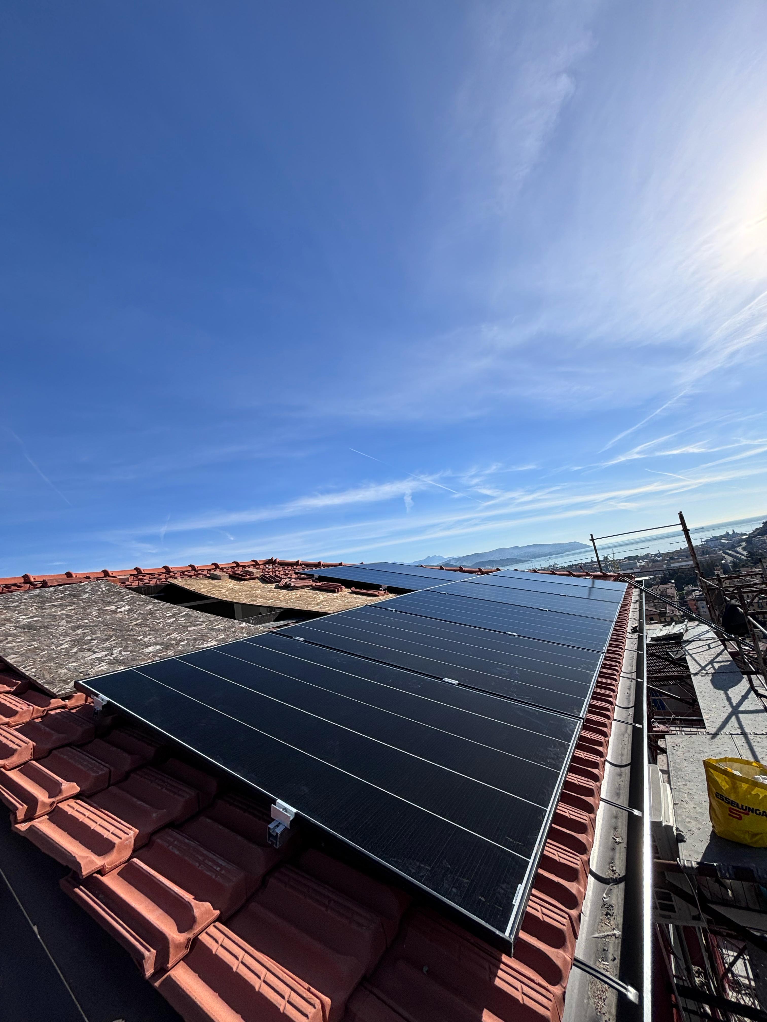 Pannelli fotovoltaici su tetto in tegole