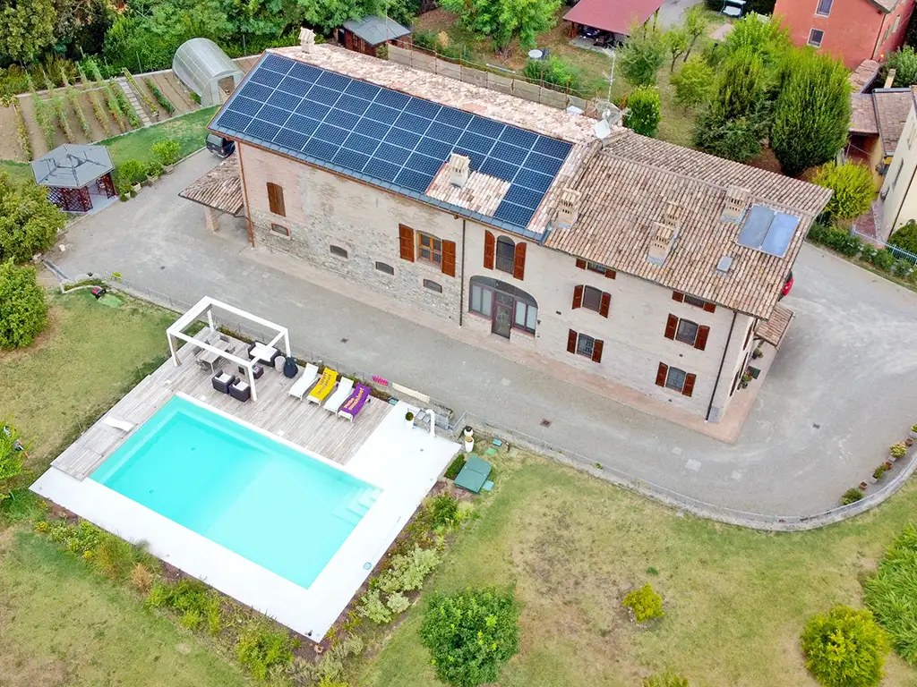 Pannelli fotovoltaici sul tetto di una casa