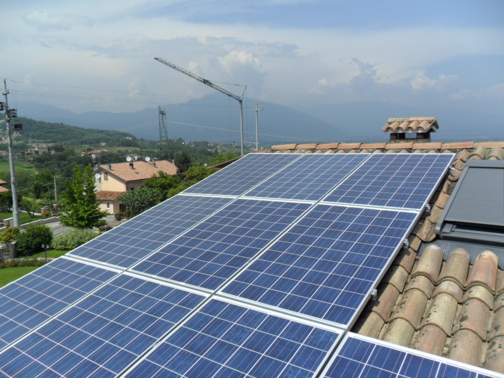 Pannelli fotovoltaici su tetto in coppi