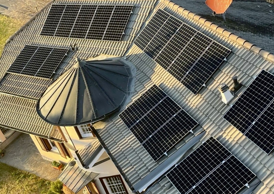 Pannelli fotovoltaici sulle falde di un tetto