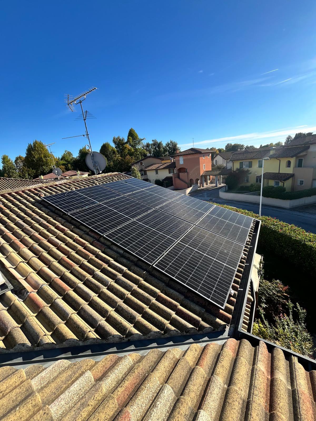 Pannelli fotovoltaici su tetto in coppi