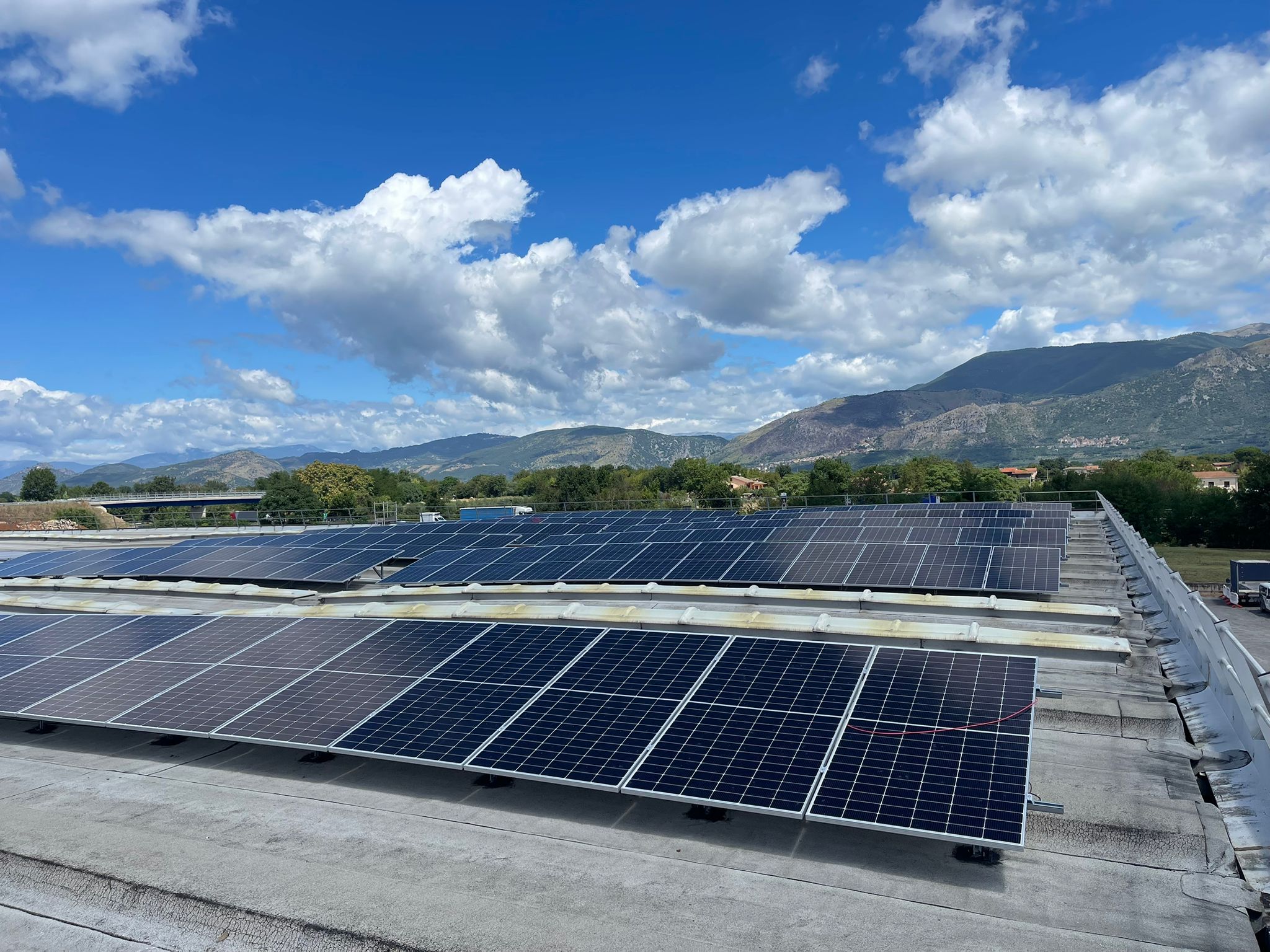 Impianto fotovoltaico su tetto piano