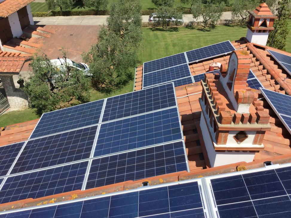 Pannelli fotovoltaici su tetto in tegole