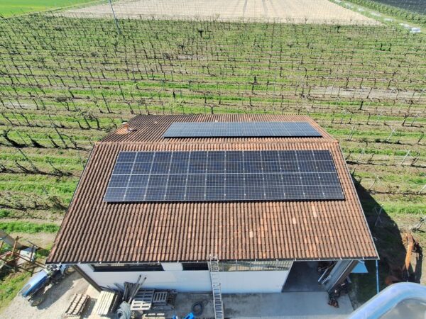 Impianto fotovoltaico su tetto di un edificio