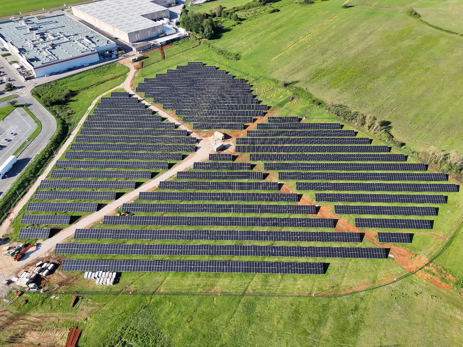 Vista aerea di un impianto fotovoltaico a terra
