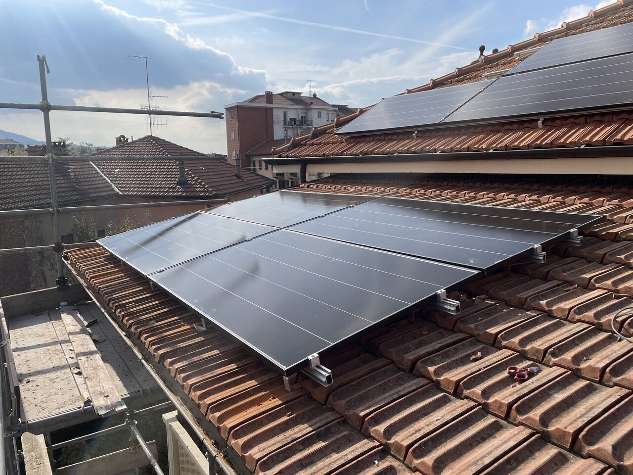 Pannelli fotovoltaici su tetto in tegole