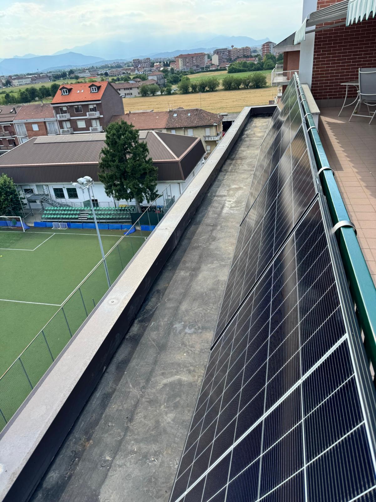 Pannelli fotovoltaici sulla ringhiera del balcone