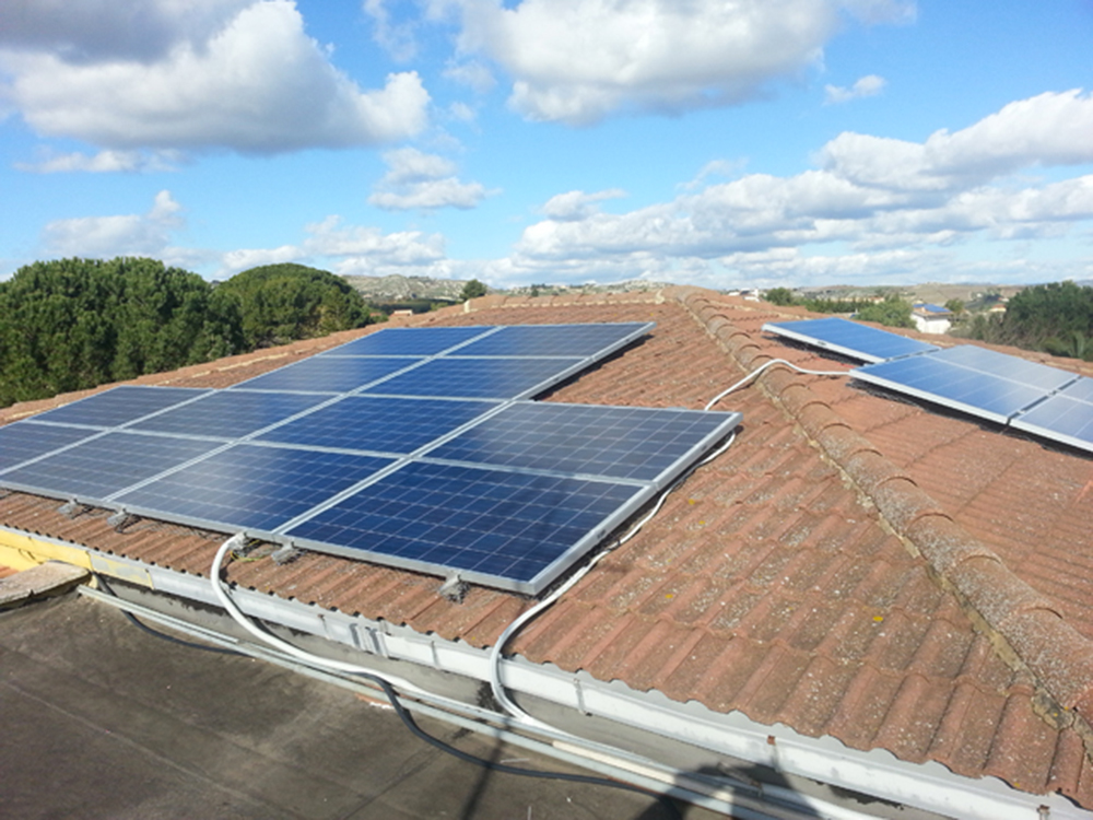 Impianto fotovoltaico su tetto in tegole