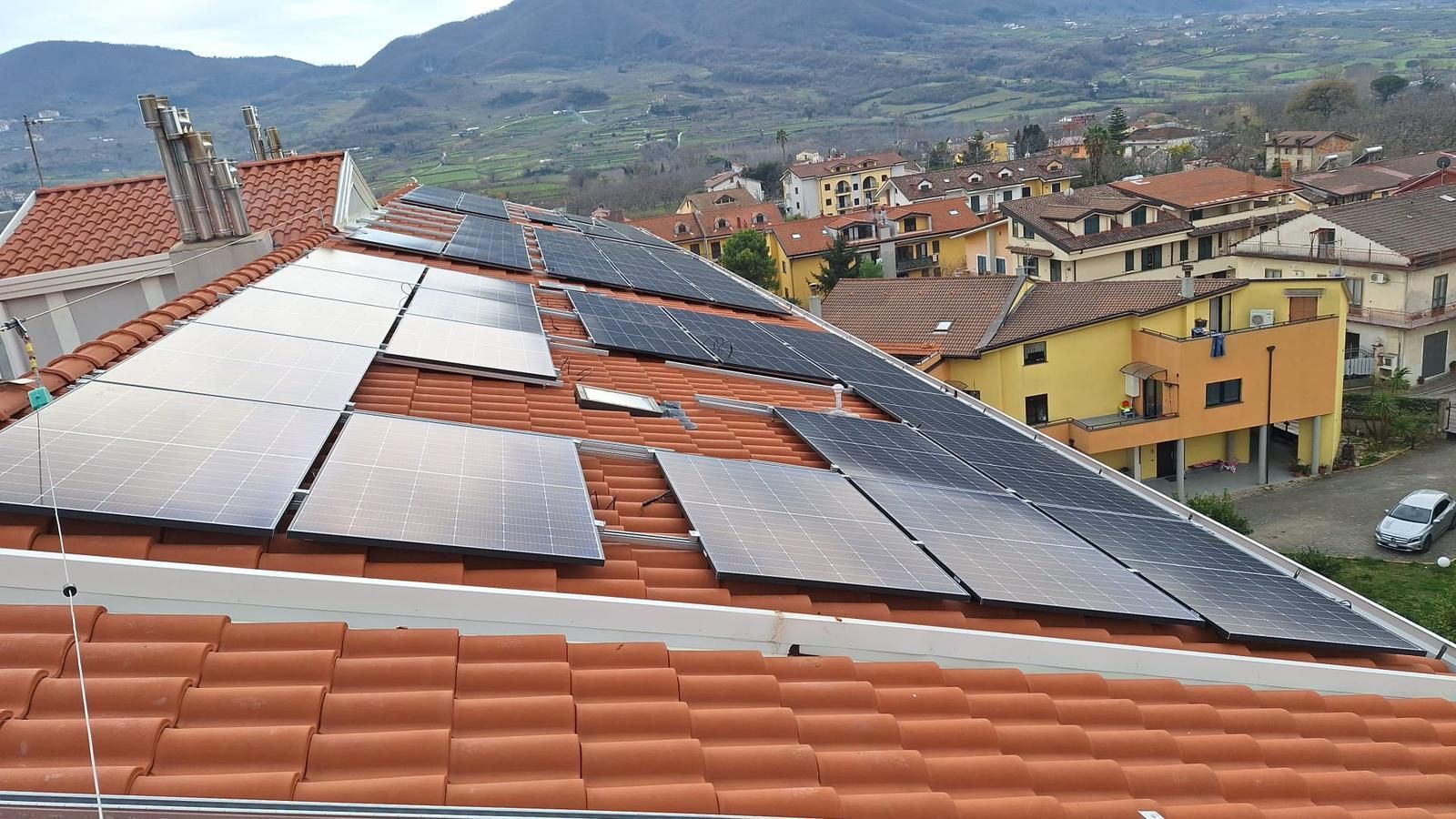 Pannelli fotovoltaici su tetti in tegole