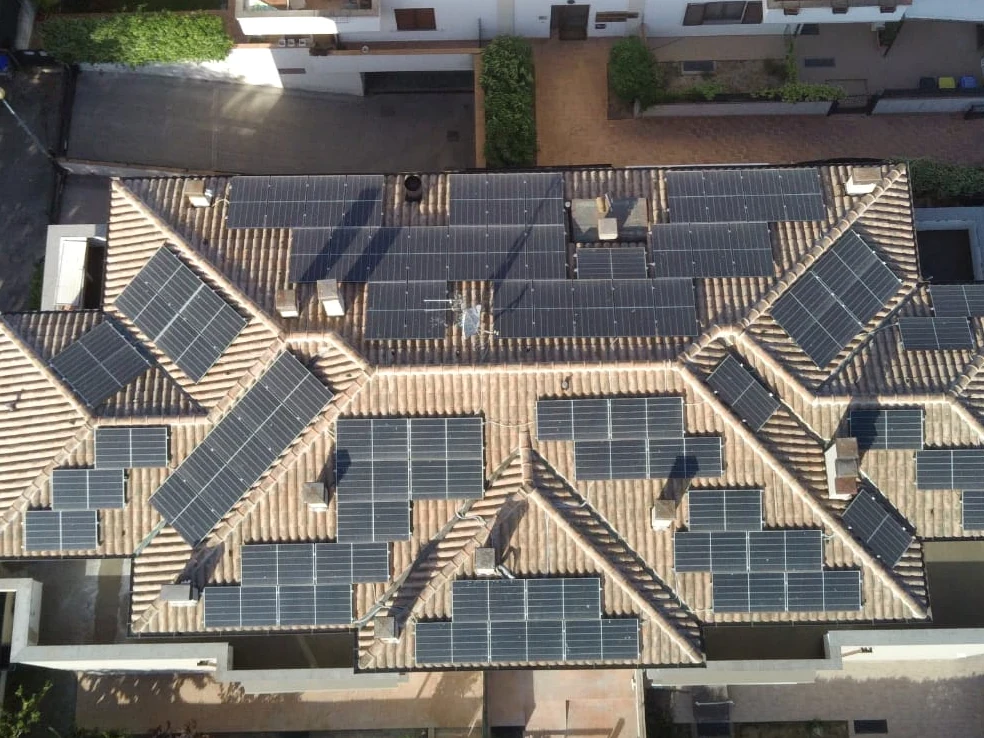 Vista aerea di pannelli fotovoltaici sui tetti