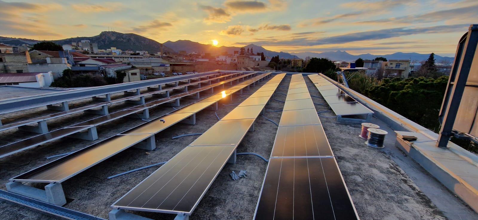 Impianto fotovoltaico su tetto piano
